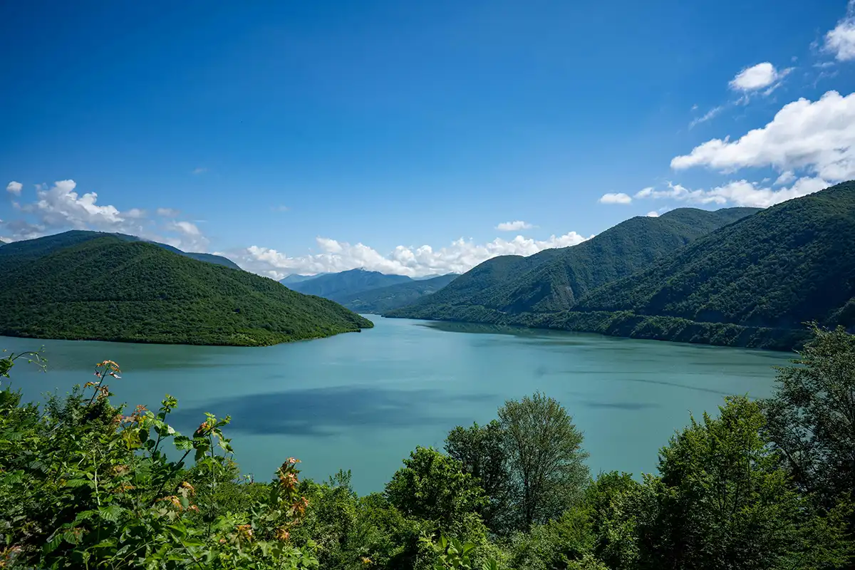Vista del embalse de Zhinvali cerca de la fortaleza de Ananuri, Georgia